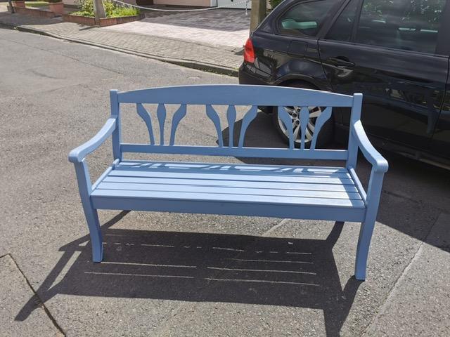 Von Werkliebe restaurierte und neu beschichtete blaue Gartenbank