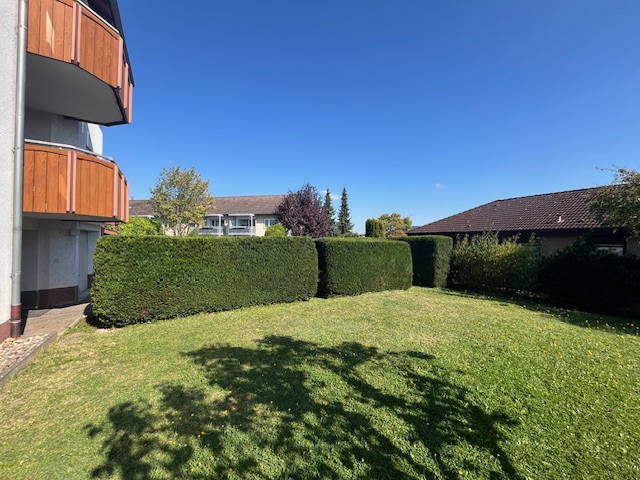 Von Werkliebe gleichmäßig geschnittene Hecke in einer gepflegten Wohnanlage
