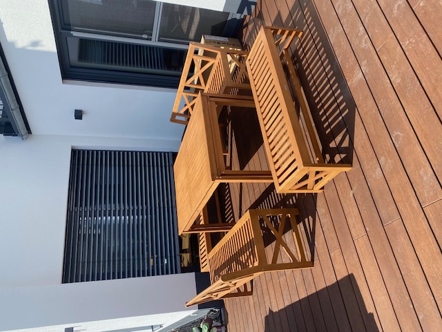 Von Werkliebe aufgebaute Sitzgruppe mit Tisch und Bänken auf einer Terrasse